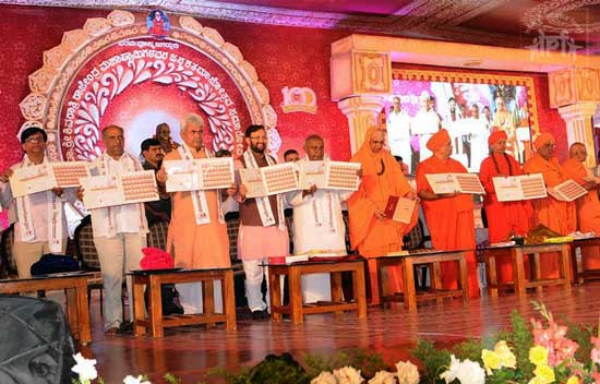 Commemorative stamp on Jagadguru Sri Shivarathri Rajendra Swamy 